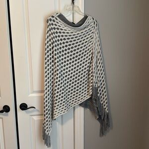 Adorable Max Edition gray & cream shawl